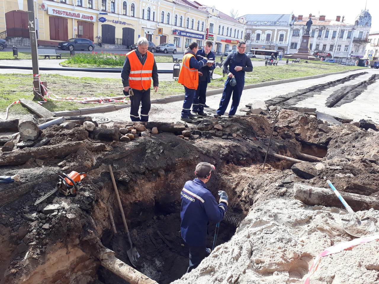 Новый водопровод прокладывают специалисты «Водоканала» на Красной площади —  фото